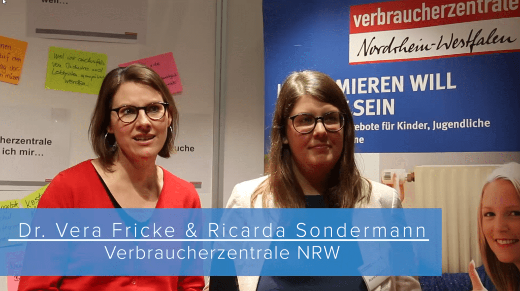 Das Foto zeigt Dr. Vera Fricke und Ricarda Sondermann von der Verbraucherzentrale NRW. Media Smart hat diese und weitere Personen auf der didacta 2019 interviewt.