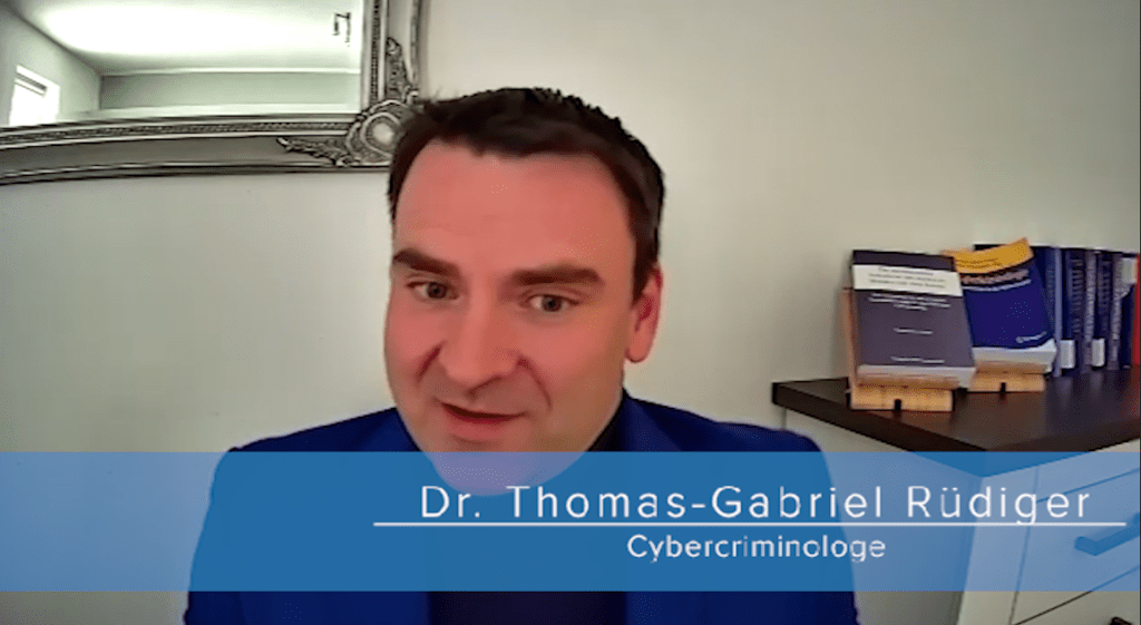 Das Foto zeigt Cyberkriminologe Dr. Thomas-Gabriel Rüdiger im Gespräch mit Media Smart e. V.